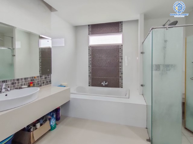 *****บ้านเดี่ยวมือสองย่านกรุงเทพฯ ม.เอ็นริช พาร์ค กาญจนาภิเษก เนื้อที่กว้างขวางมากถึง 118.30 ตร.ว. ฟังก์ชัน 4 ห้องนอน 4 ห้องน้ำ ที่จอดรถ 4 คัน บ้านสวย ทำเลดี พร้อมเข้าอยู่ บนทำเลแห่งการเดินทาง ใกล้รถไฟฟ้าสายสีน้ำเงิน "สถานีหลักสอง" และทางด่วน "ศรีรัช"